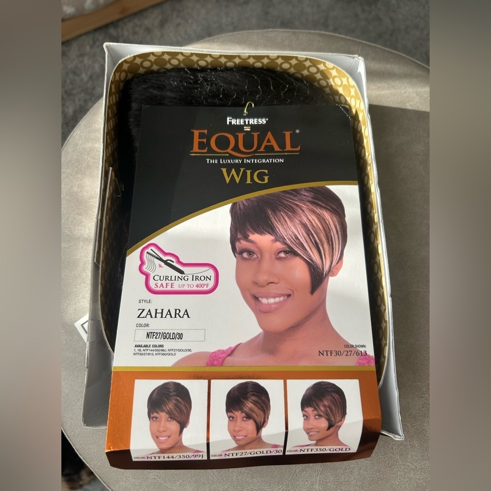 ✨NEW Women's Short Pixie Bob Wig - Black and Gold Highlights - Picture 11 of 14